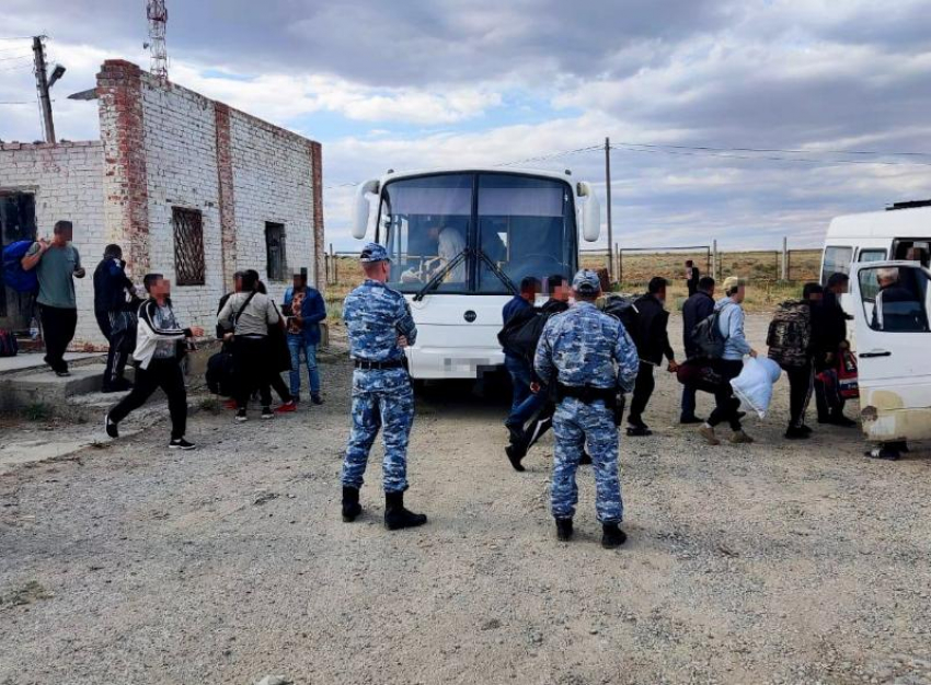 В Астраханской области наказали девятерых иностранцев за пересечение госграницы