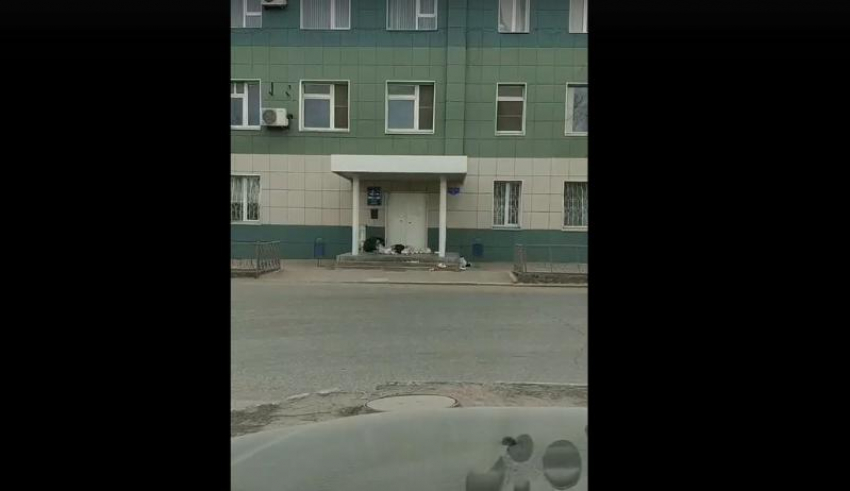 Недовольные астраханцы выкинули мусор перед офисом регионального оператора по вывозу ТКО