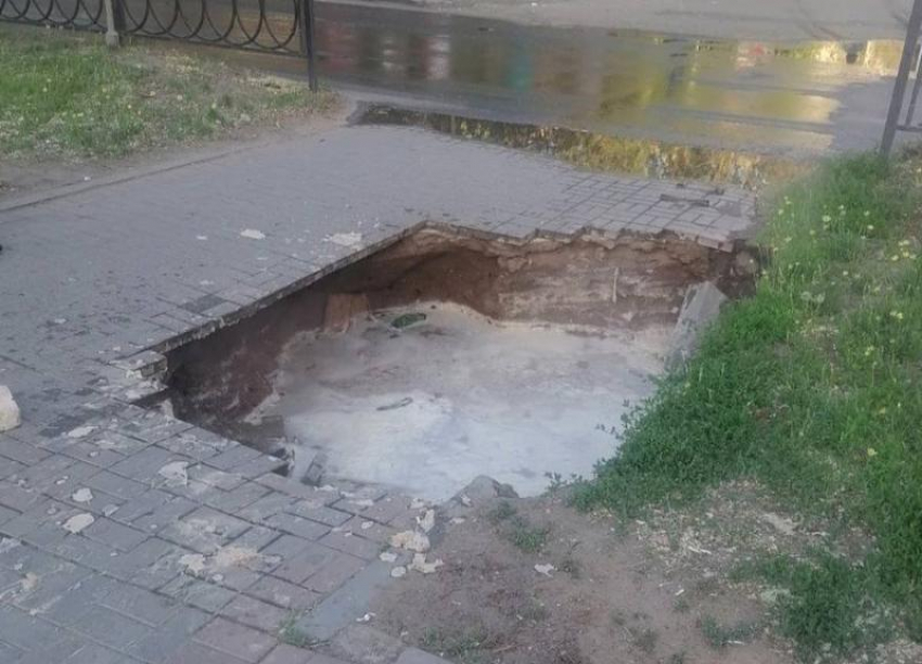 Астраханцам назвали причину провала асфальта на аллее по улице Савушкина