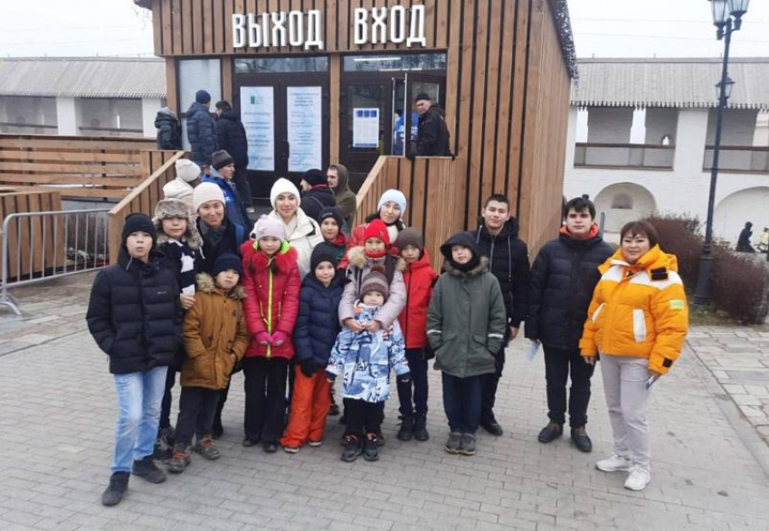 40 астраханских семей бесплатно пригласили на ледовую арену кремля