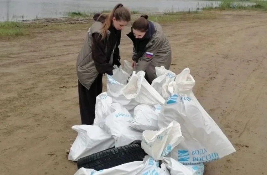 До конца октября в Астраханской области очистят около 400 километров берега
