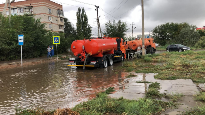 И вплавь, и вброд: с улиц Астрахани откачивают последствия ливня