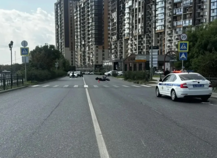 В центре Астрахани произошло ДТП с участием мотоцикла: есть пострадавший