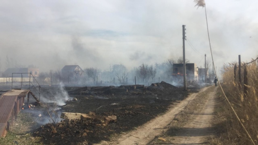 В Астрахани произошёл крупный пожар на территории дачного посёлка