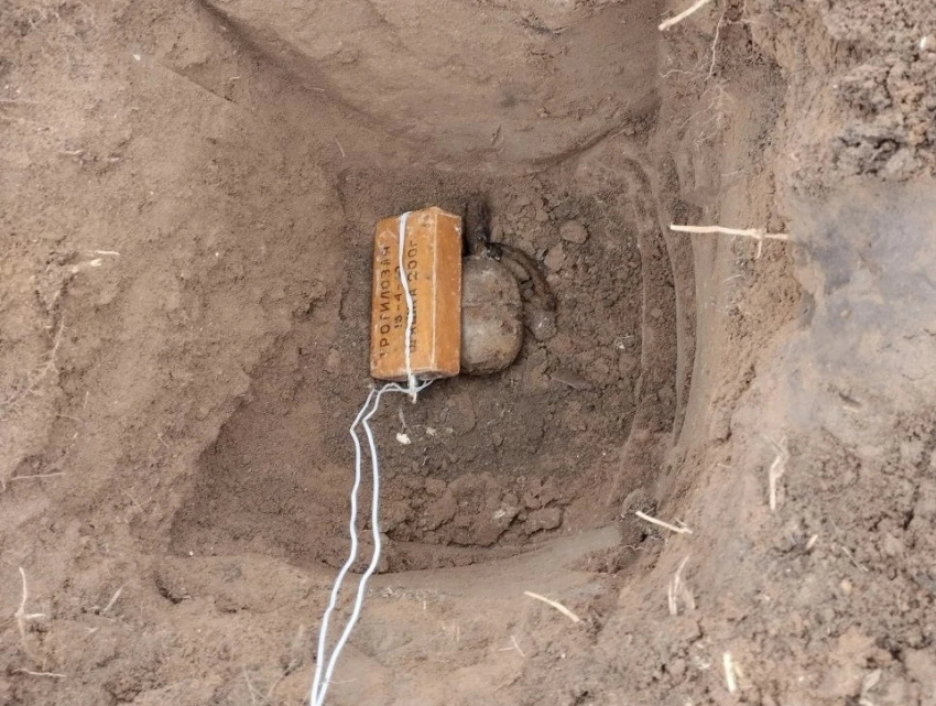 В Астраханской области нашли опасную гранату, она лежала в земле со времен войны