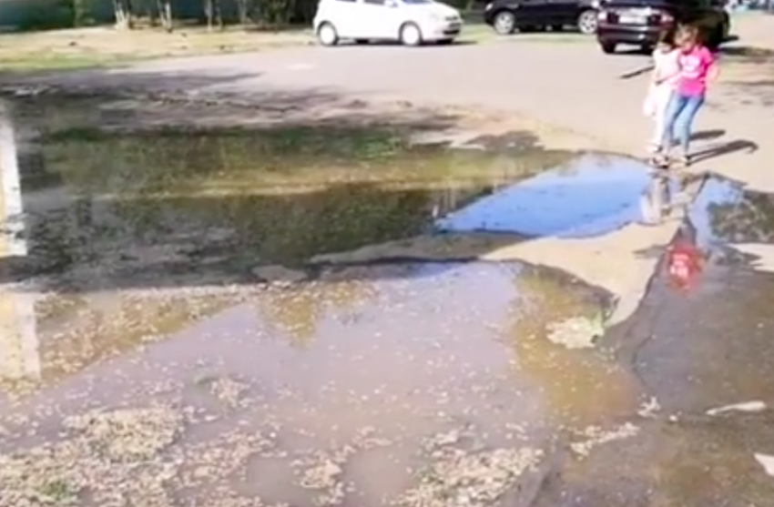 В Астрахани двор жилого дома залила зловонная жидкость