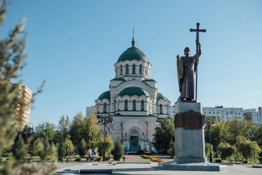 Губернатор поздравил астраханцев с православным праздником