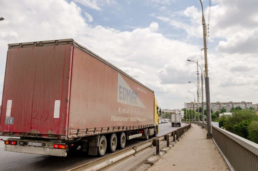 В Астрахани вводится запрет на движение грузовых автомобилей