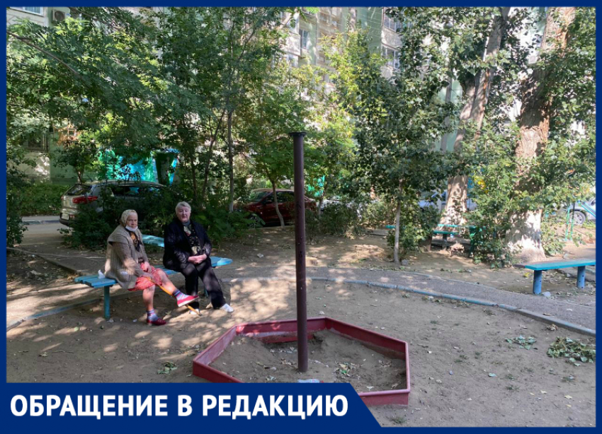 "Это невыносимо, никто нас не слушает": астраханцы пытаются демонтировать опасную детскую площадку