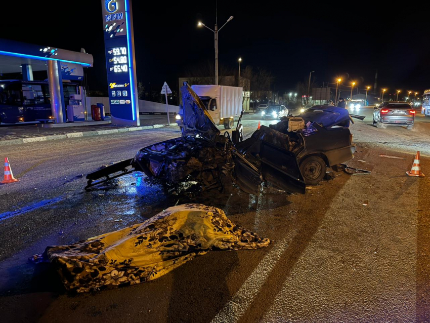 В Астрахани произошло ужасное ДТП с такси, один человек погиб