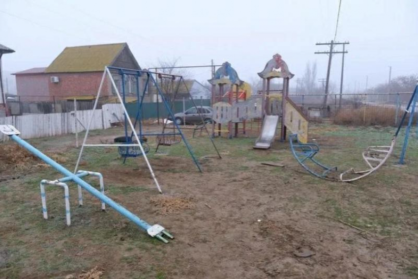 Детскую площадку в астраханском селе Яксатово сделают комфортной и безопасной