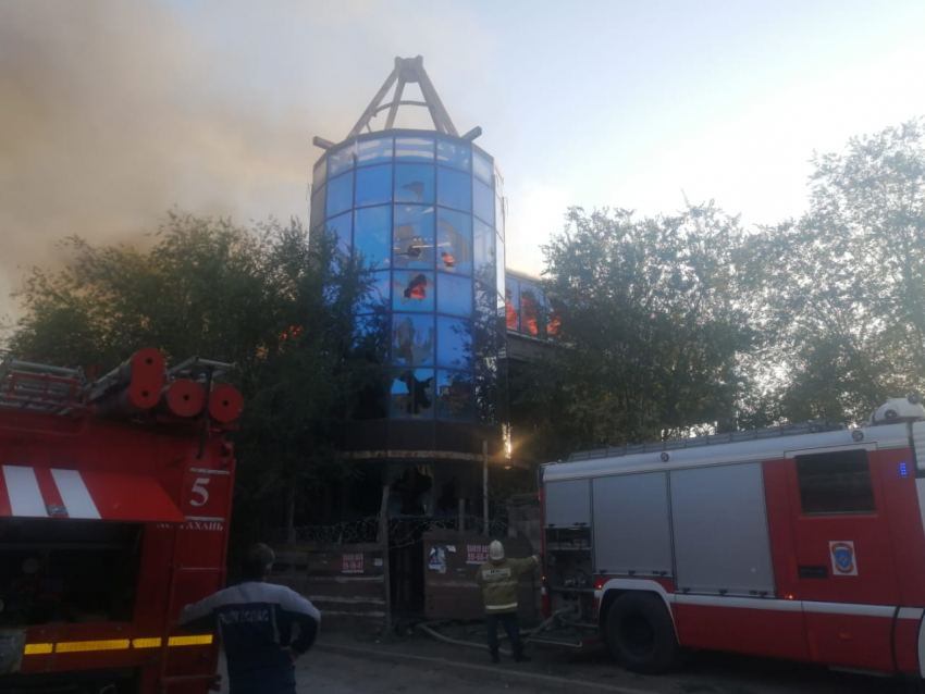 Из-за пожара в Трусовском районе пострадало двухэтажное здание 