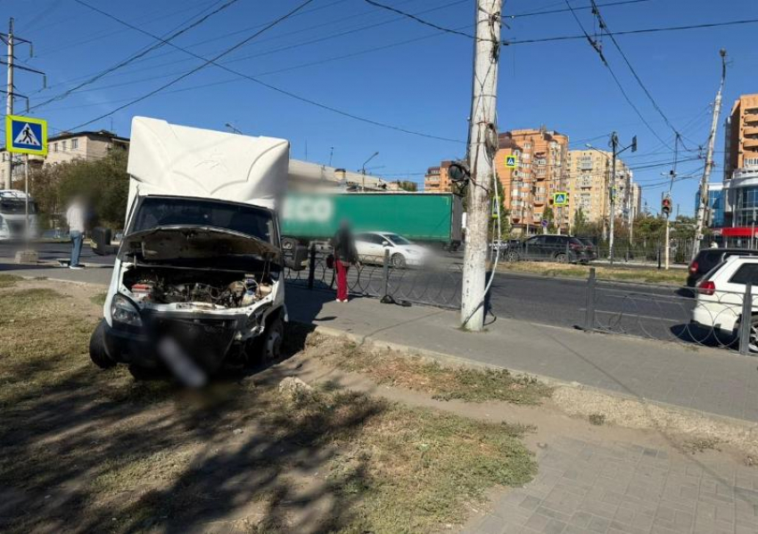 В Астрахани автофургон въехал в толпу пешеходов на тротуаре