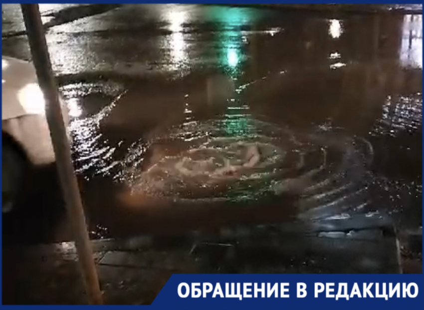 В Астрахани на пересечении улиц Маркина и Яблочкова разливаются нечистоты