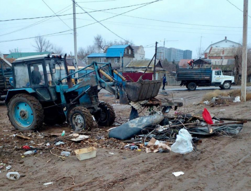 Астраханские коммунальные службы за новогодние праздники вывезли 300 кубометров мусора
