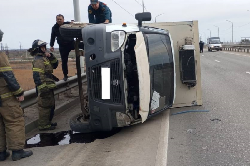 В Астраханской области служебный автомобиль устроил ДТП с грузовиком и «Газелью»