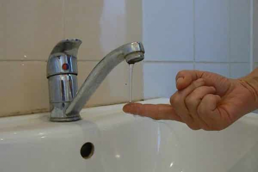Жители 16 астраханских многоэтажек жалуются на плохой напор воды