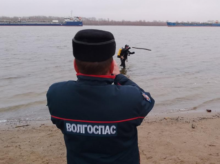 Водолазы начали проверку астраханских прорубей перед Крещением