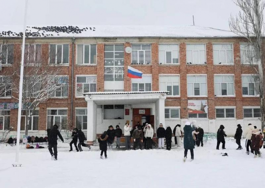 Под Астраханью отремонтируют старинную школу с патриотическим уклоном