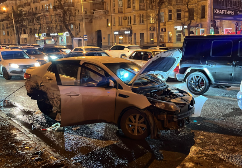 В центре Астрахани случилось крупное ДТП с четырьмя машинами