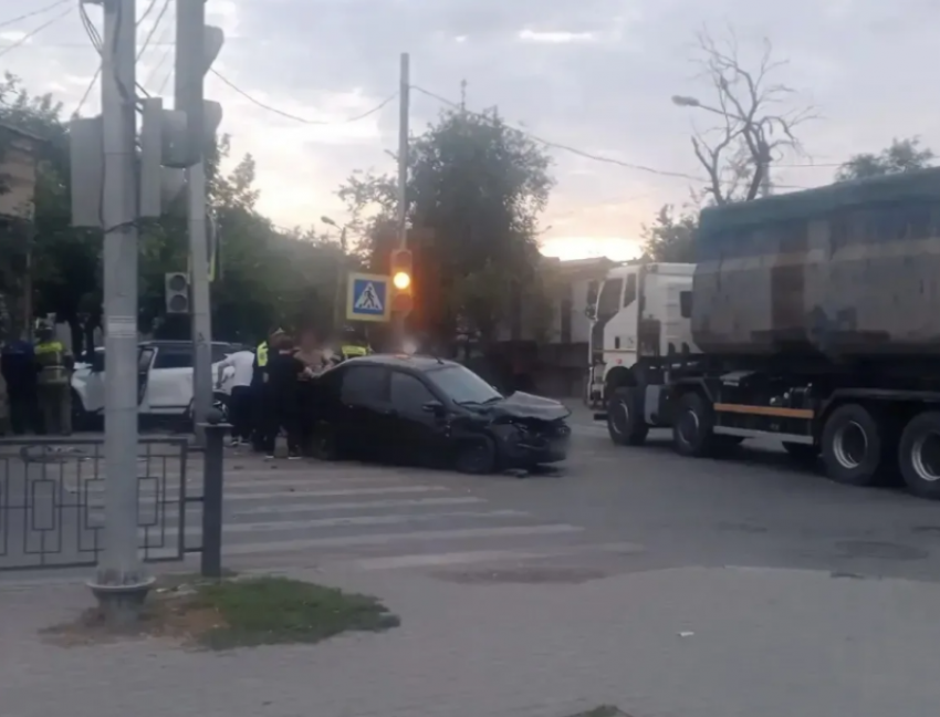 Утром в Астрахани произошло тройное ДТП с пострадавшими детьми