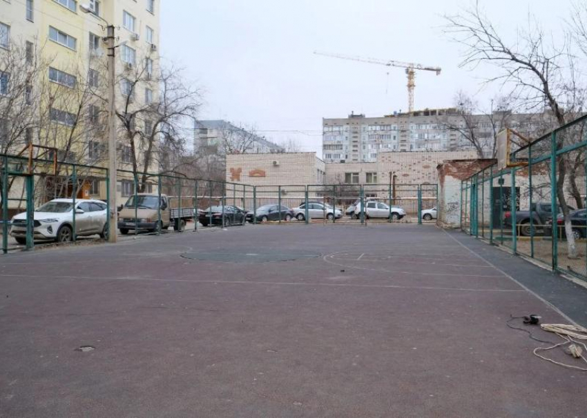 В Астрахани поэтапно обновят дворовую спортплощадку на улице Краснодарской