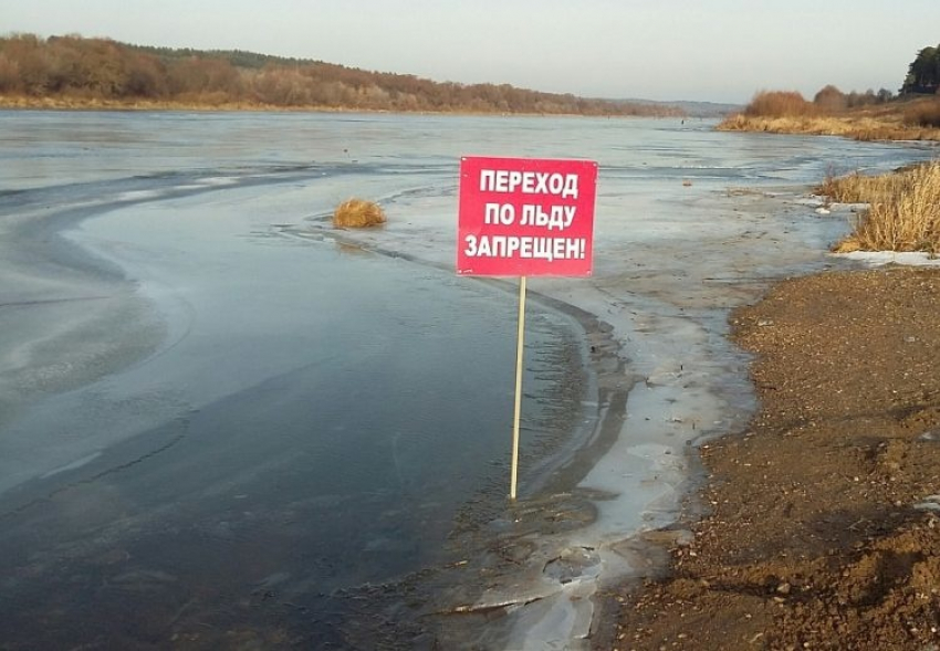 В Астрахани мужчина чуть не погиб подо льдом