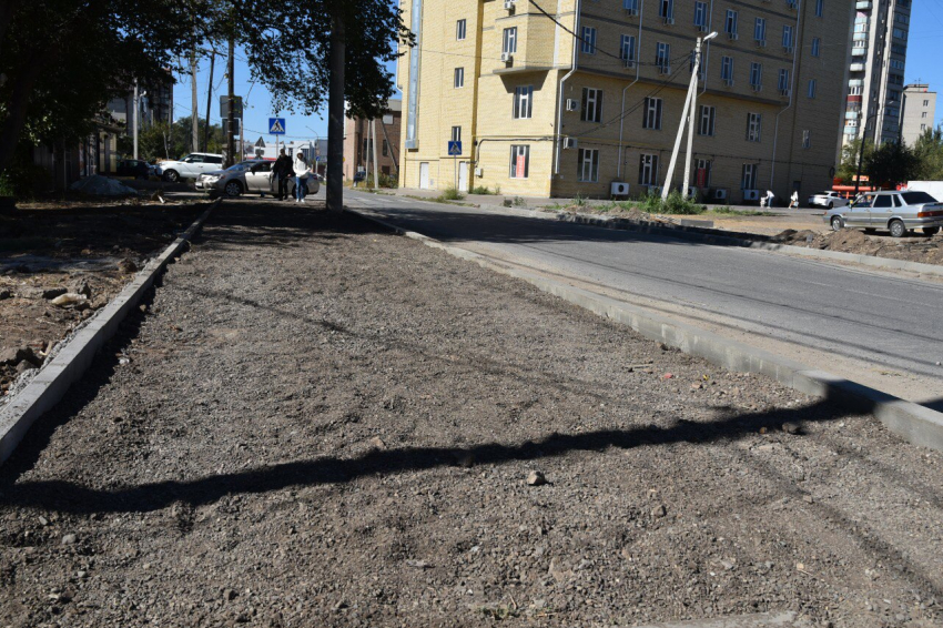 В Астрахани приводят в порядок тротуары и дороги 