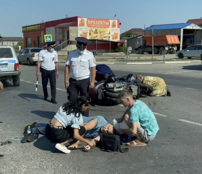 Под Астраханью насмерть сбили водителя мотороллера 