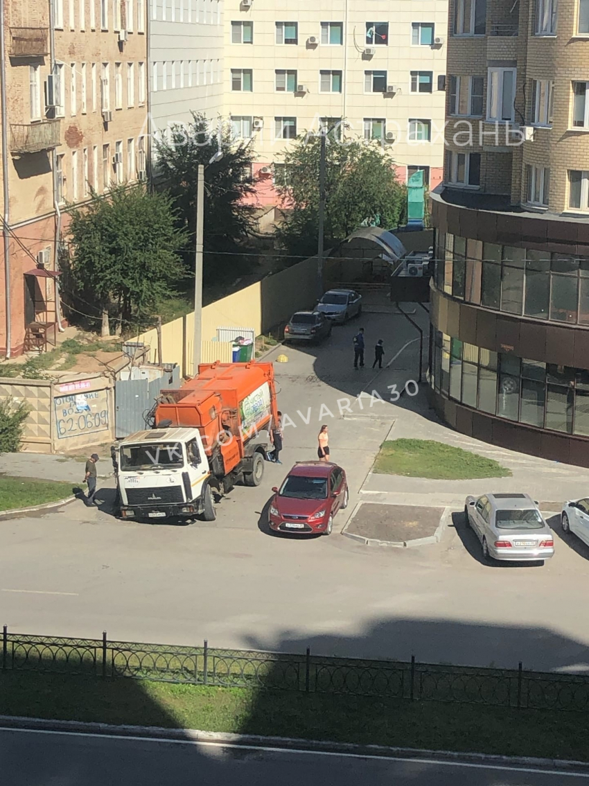 В Астрахани машина снова чуть не провалилась в яму
