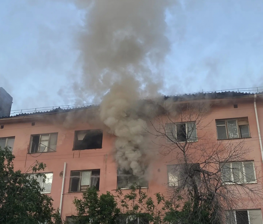 В Астрахани сгорело здание бывшего общежития
