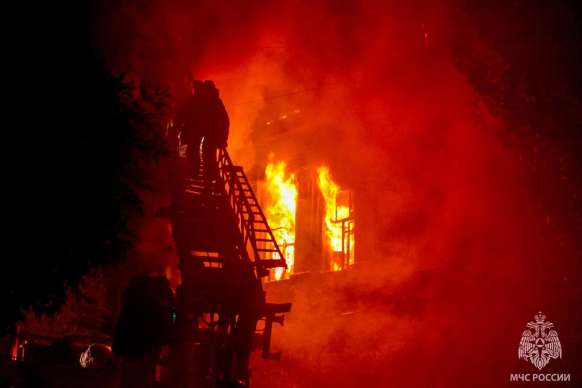 Два масштабных пожара произошли в Астраханской области