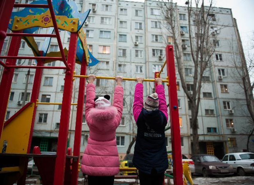 Детские площадки Астрахани небезопасны