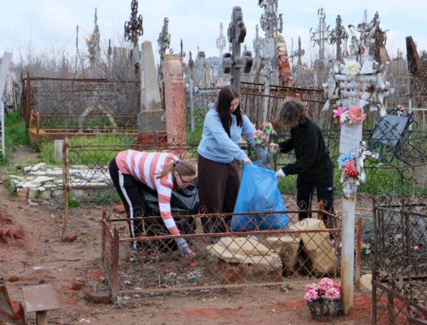 В Астрахани продолжают чистить историческую память от мусора