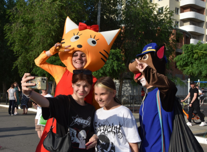 Городская Дума провела фестиваль-концерт «Астраханское лето» в честь Дня молодежи