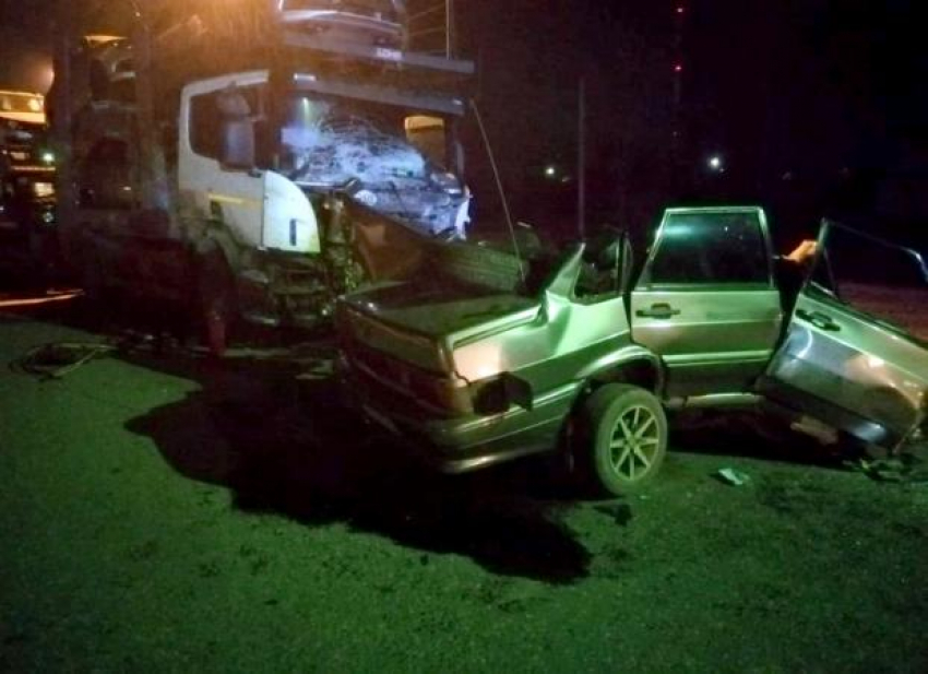 Смертельное ДТП: Астраханец на «Ладе» врезался в перевозивший новые авто грузовик 