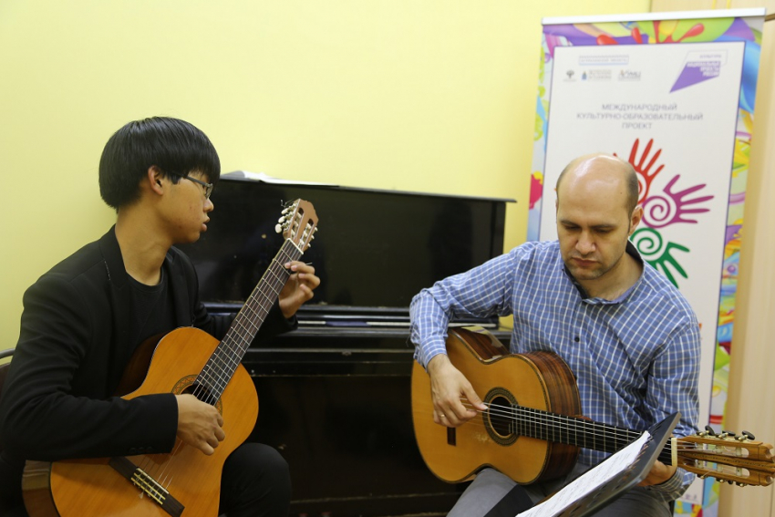В Астрахани преподаватель Гнесинки научит детей играть на гитаре
