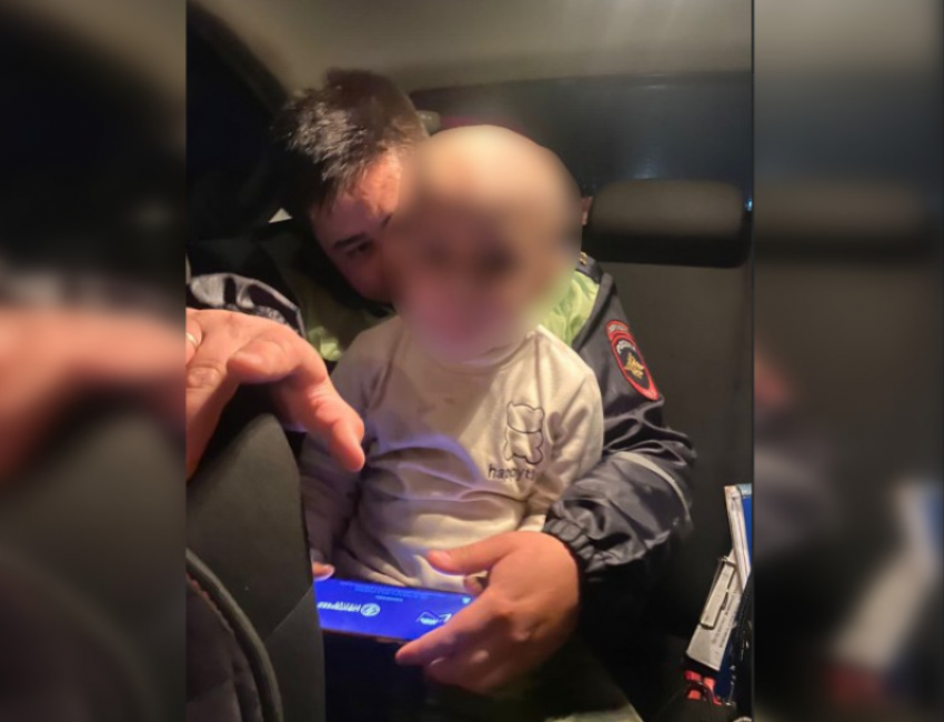 Ночью под Астраханью местные жители нашли трехлетнего мальчика