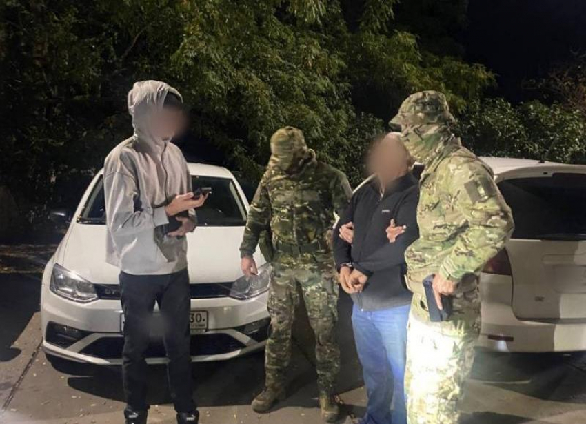 Астраханец, спасая мигрантов, засунул деньги в карман должностного лица