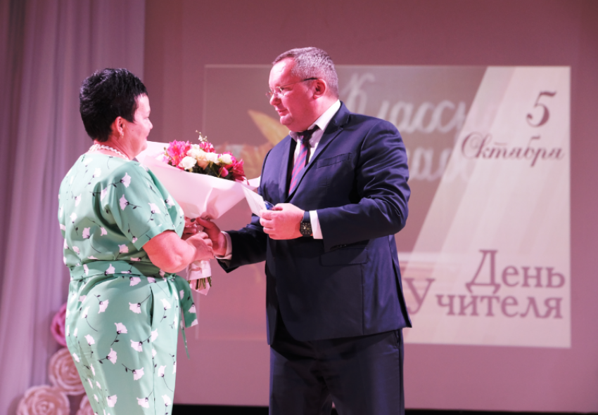 Председатель астраханской облдумы наградил лучших педагогов Камызякского района