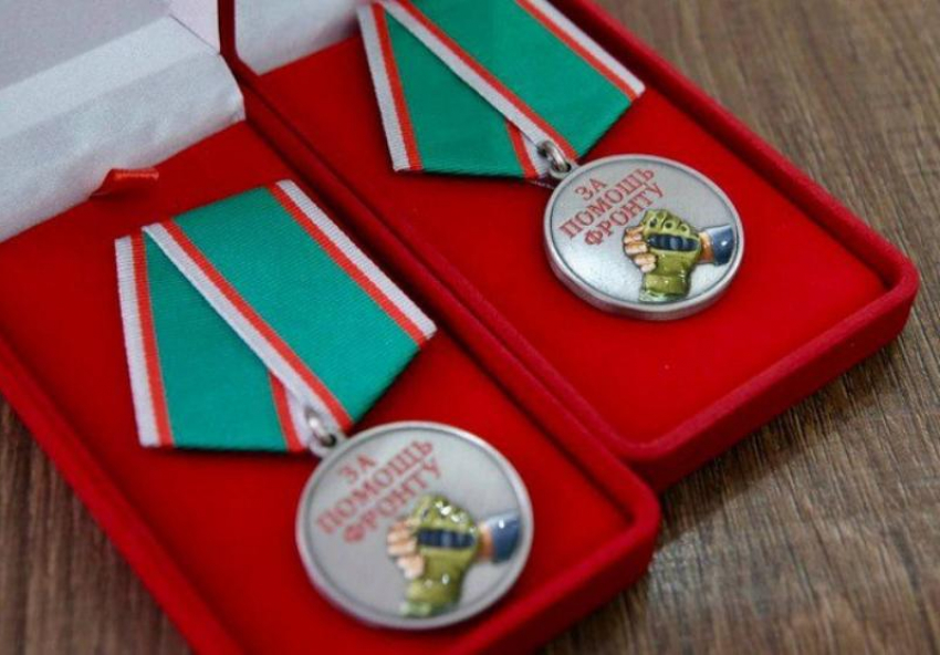 Астраханцам вручили медали «За помощь фронту»