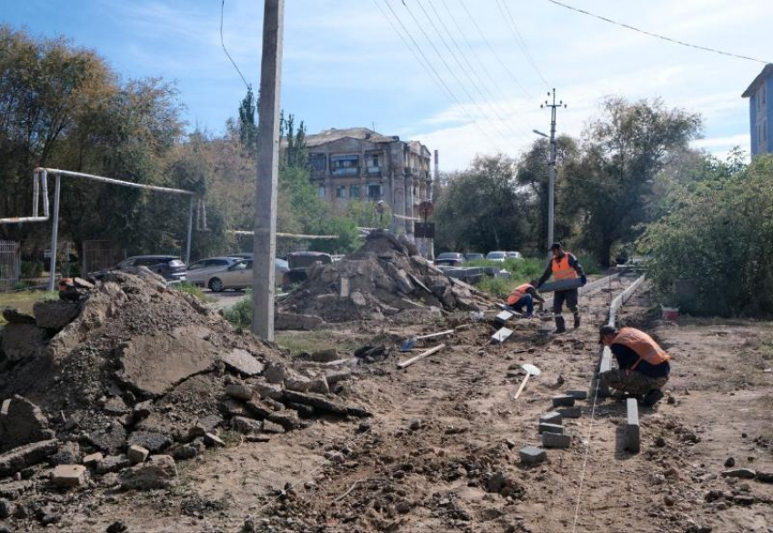 Астраханцам с нуля создают тротуар и дорогу на улице Немова