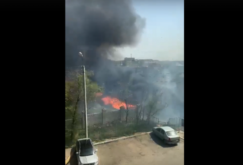 В Астрахани случился крупный пожар вблизи жилых домов