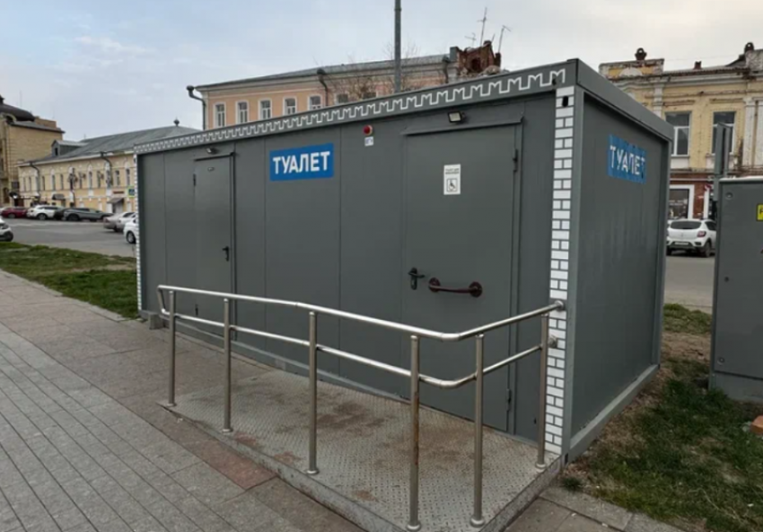 С облегчением: в Астрахани поставят больше биотуалетов