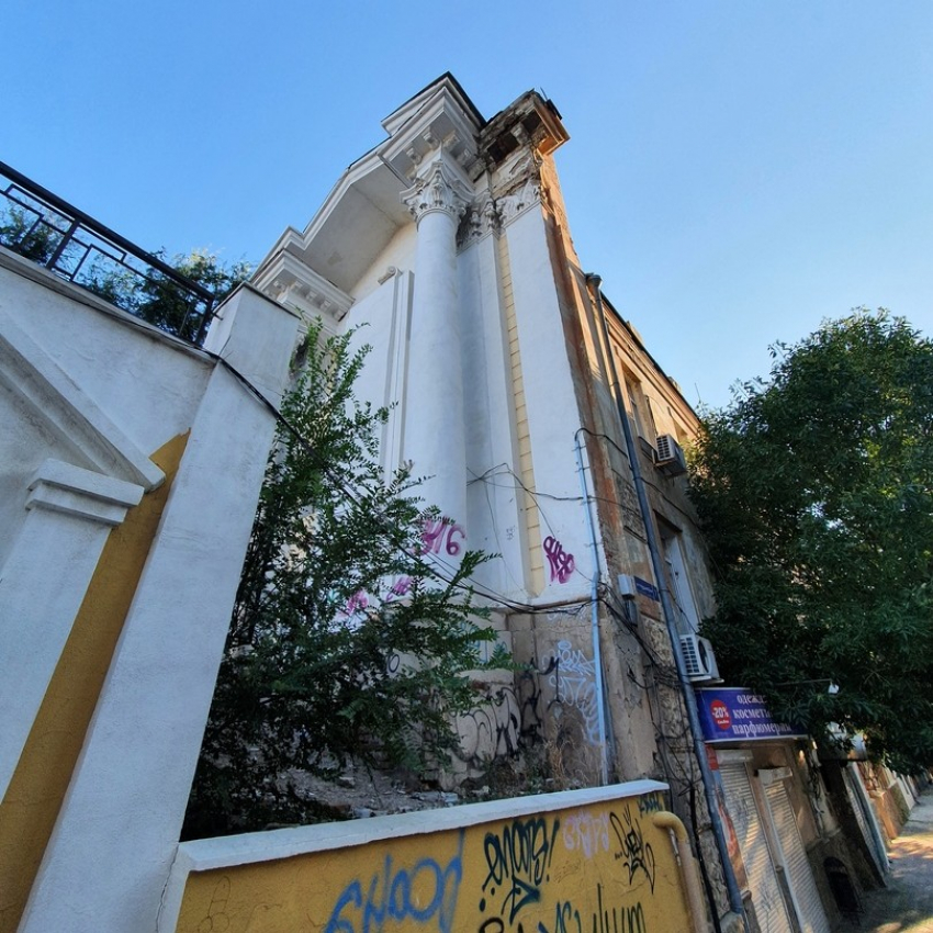 В центре Астрахани рушится памятник архитектуры