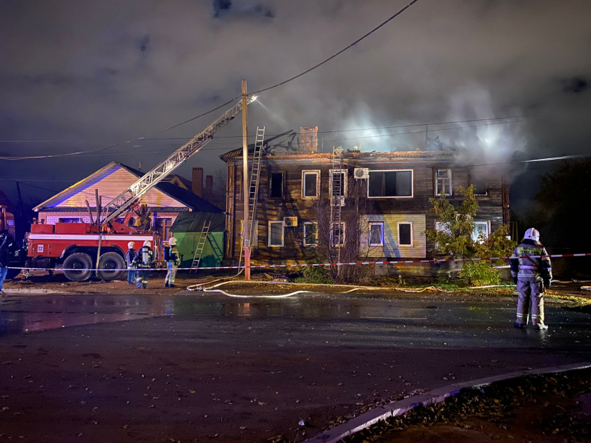 Крупный пожар в Астрахани унес жизни мужчины и женщины