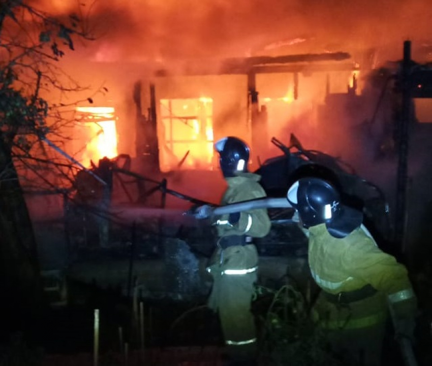 В Трусовском районе Астрахани этой ночью случился крупный пожар 
