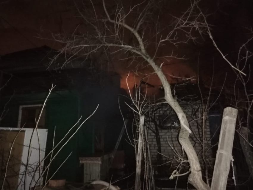 В Астрахани ранним утром загорелся жилой дом