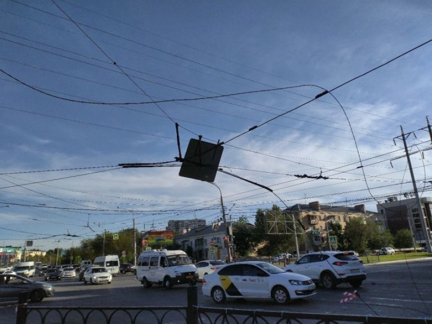 На автомобиль в Астрахани в третий раз упали провода
