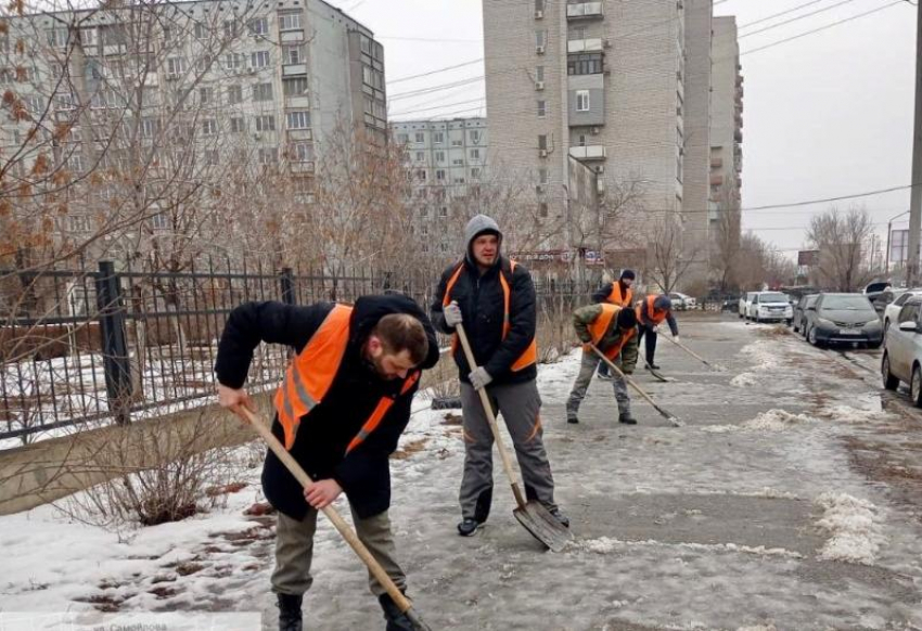 За день с астраханских улиц откачали 430 кубометров талых вод